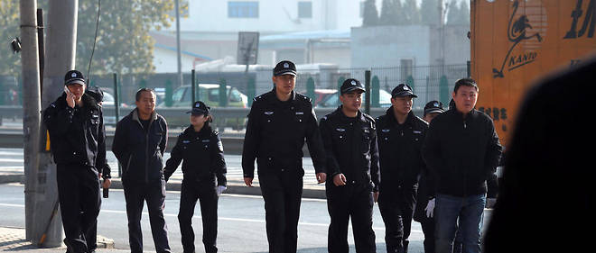 Des policiers chinois patrouillent dans le Xinjiang.