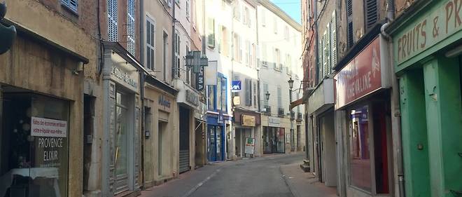 Rue Jules-Ferry a Brignoles. Le conseil municipal a vote un plan de 20 millions d'euros pour redynamiser le centre-ville.