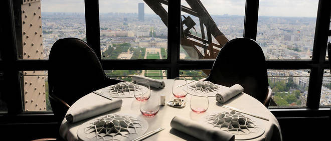 Le restaurant le Jules Verne dirige par Alain Ducasse, au deuxieme etage du celebre monument.