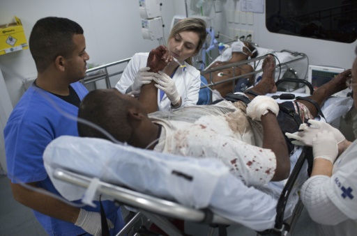 Un patient battu et touché par balles est hospitalisé au dispensaire de la favela de la Cité de Dieu, à Rio de Janeiro, le 7 juillet 2017 © Mauro PIMENTEL AFP