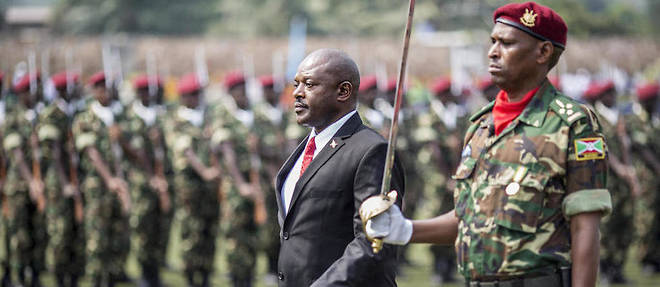 Le president Pierre Nkurunziza passe en revue ses troupes a l'occasion de la fete nationale. A Bujumbura, capitale du Burundi, le 1er juillet 2015.