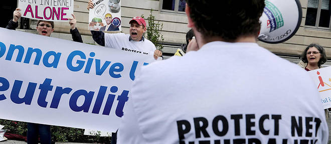 Lors d'une manifestation de defenseurs de la neutralite du Net, devant la FCC, en mai 2017, a Washington. 