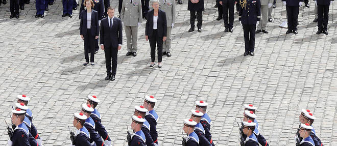 Le president Emmanuel Macron, avec la ministre des Armees Florence Parly et la secretaire d'Etat Genevieve Darrieussecq lors d'un defile militaire le 30 juin aux Invalides.