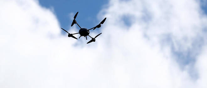 Les operations de lutte anti-essaim de drones necessitent des contre-mesures systemiques incluant le brouillage des communications, les leurres, ou le deploiement d'un contre-essaim.