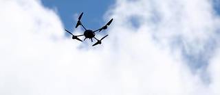 Les opérations de lutte anti-essaim de drones nécessitent des contre-mesures systémiques incluant le brouillage des communications, les leurres, ou le déploiement d’un contre-essaim.