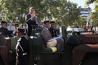 Le président de la République Emmanuel Macron a descendu les Champs-Élysées à bord d'un véhicule de l'armée aux côtés du chef d'état-major des armées, le général Pierre de Villiers, le 14 juillet.
