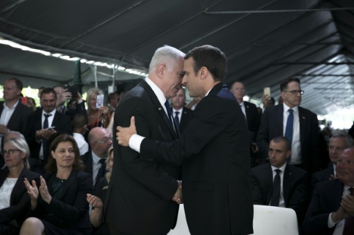 Le président Emmanuel Macron et le dirigeant israélien Benjamin Netanyahu, lors de la commémoration de la rafle du Vel d'Hiv, à Paris, le 16 juillet 2017 © Kamil Zihnioglu POOL/AFP
