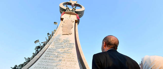 Recep Tayyip Erdogan a participe a un rassemblement massif a Istanbul, ou il a inaugure un memorial pour les 250 victimes du coup de force.