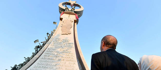 Recep Tayyip Erdogan a participe a un rassemblement massif a Istanbul, ou il a inaugure un memorial pour les 250 victimes du coup de force.