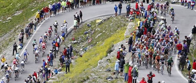 Dans les premiers lacets du Galibier, lors du Tour de France 2011. Chaque annee, les Hautes-Alpes comptent plus de 175 000 sejours touristiques dedies au cyclisme. 
 
 