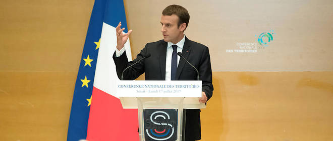 Emmanuel Macron a prononce un discours apres avoir dejeune avec des elus, lundi, a l'occasion de la conference des territoires. 