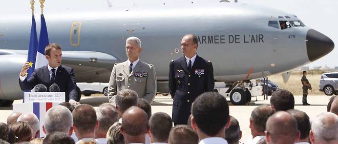 Emmanuel Macron devant un avion ravitailleur KC 135, le 20 juillet 2017 a Istres.
