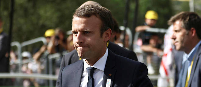 Emmanuel Macron enregistre une forte baisse de sa cote de popularite.