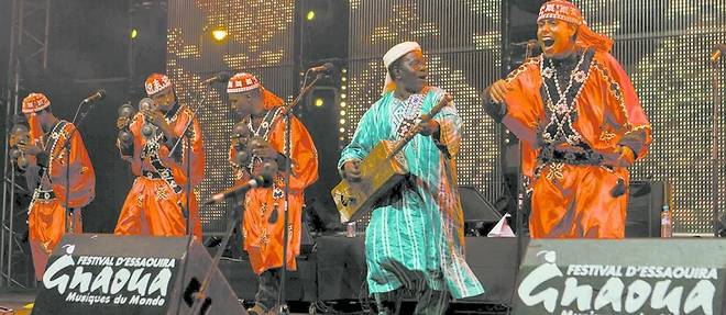 Les musiciens et autres Maalem s'en donnent a coeur joie sur la scene du festival Gnaoua d'Essaouira qui existe depuis 1997.