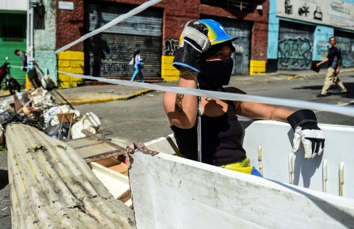 Un opposant au président Maduro sur une barricade dressée dans le quartier Petare à Caracas, le 26 juillet 2017 © Ronaldo SCHEMIDT AFP