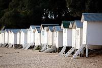 Les cabines de bain de la plage aux dames de Noirmoutier sont desertees.