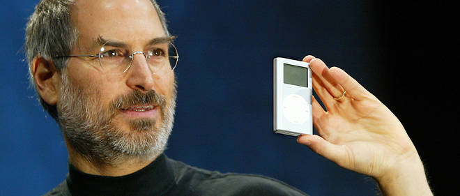Le 6 janvier 2004, Steve Jobs tenant un iPod dans ses mains lors de la Macworld de San Francisco, en Californie.