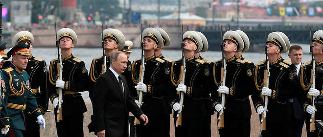 Vladimir Poutine a passe en revue ses troupes a Saint-Petersbourg.