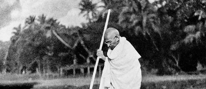 1930. Combattre avec les pieds. Le 12 mars 1930, Gandhi, baton a la main, entame une marche de 25 jours pour protester contre l'impot exige par les Britanniques sur le sel. La marche devient le symbole d'une protestation pacifique, dont Gandhi est erige en modele. 