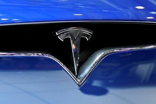 En pleine euphorie sur le "Model 3", Tesla cible d'une offensive syndicale