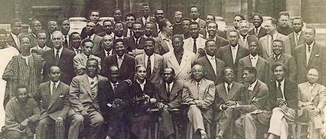 Une photo tiree en septembre 1956 a Paris lors du Premier congres des  ecrivains et artistes noirs (du 19 au 22 septembre 1956) tenu dans  l'amphitheatre Descartes de la Sorbonne, a Paris. Il a reuni une  centaine d'eminents intellectuels venus d'Afrique, d'Europe, des  Etats-Unis et de la Caraibe pour debattre de la << crise de la culture  negro-africaine >>. Sur cette photo W. E. B. Dubois, Leopold Senghor,  Alioune Diop, Aime Cesaire, entre autres...
