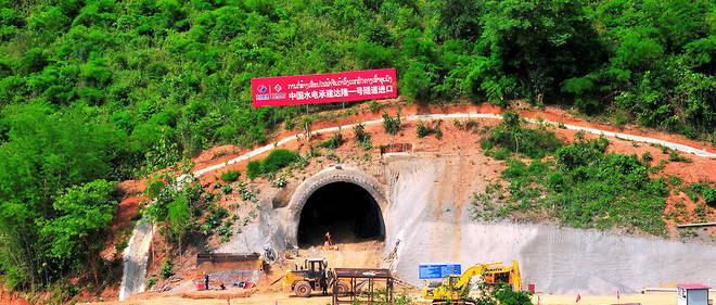 Pharaonique. Boten, au Laos, va&#160;devenir un&#160;gigantesque hub gr&#226;ce&#160;&#224;&#160;deux axes &#8201;: un&#160;chemin de fer (ici, le creusement d&#8217;un&#160;tunnel) et une&#160;autoroute, qui&#160;relieront &#224; terme P&#233;kin &#224; Singapour.