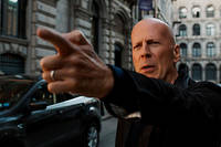 Bruce Willis arme au poing dans le remake d'Un justicier dans la ville