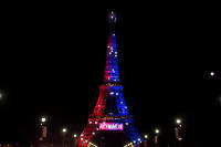 Samedi 5 août, de 21 h 30 à 1 heure du matin, la tour Eiffel a été illuminée en bleu et rouge, les couleurs du PSG, pour célébrer l'arrivée de l'attaquant brésilien Neymar. ©OLIVIER MORIN