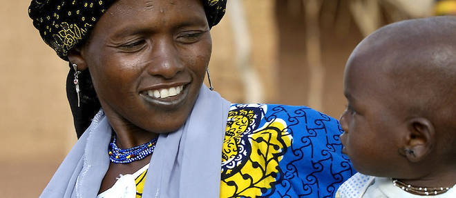 Une femme et son enfant au Burkina Faso, dans la province de Namentenga. La question demographique interpelle tout le continent. 