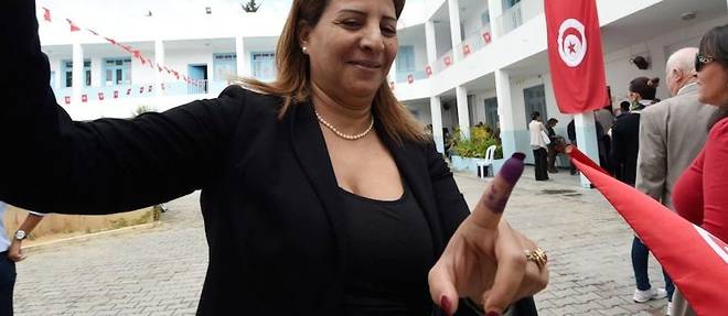 Apres avoir vote le 26 octobre 2014, une femme montre son doigt. Depuis, les Tunisiens attendent des solutions a leurs problemes economiques. Les partis, eux, ont la tete aux prochaines joutes electorales. 