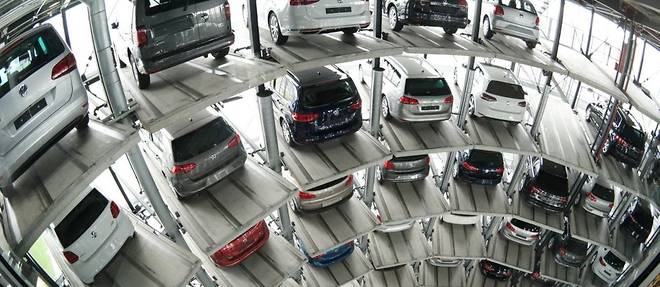 Des Volkswagen en attente de livraison dans une tour de stockage a Wolfsburg en Allemagne. Pendant que le commerce exterieur francais devisse, nos voisins allemands enregistrent un excedent de 121,2 milliards d'euros.