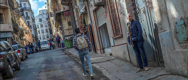 Kamel Daoud dans la vieille ville d'Oran (Algerie).