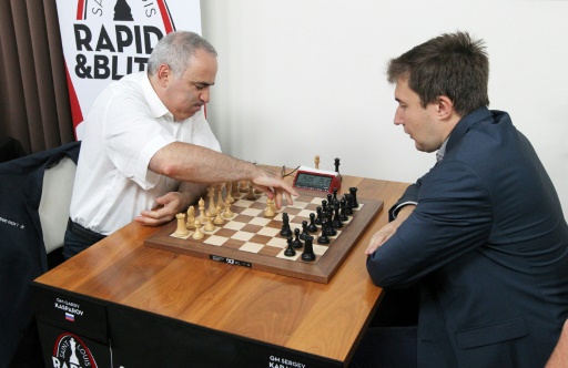 Le champion d'échecs Garry Kasparov (g) face à Sergueï Kariakine, le 14 août 2017 à Saint-Louis, dans le centre des Etats-Unis © BILL GREENBLATT AFP