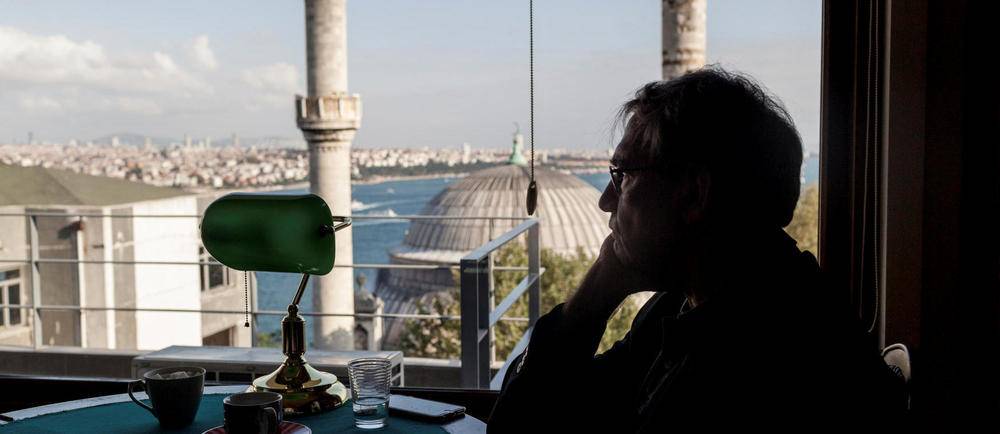 Orhan Pamuk chez lui a Istanbul. Le Prix Nobel de litterature consacre un nouveau roman a sa ville cherie, "Cette chose etrange en moi" (Actes Sud).