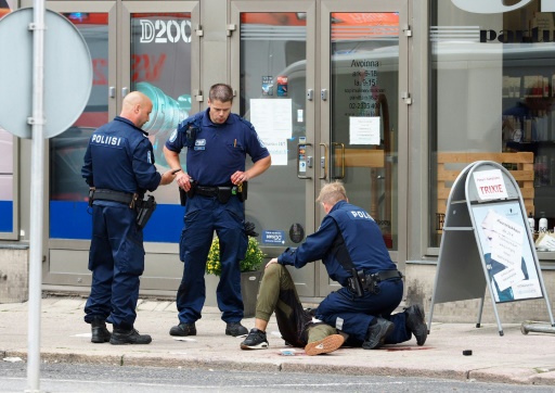 Des policiers arrêtent un suspect dans l'attentat de Turku, en Finlande, le 18 août 2017 © Kirsi Kanerva                                                   AFP