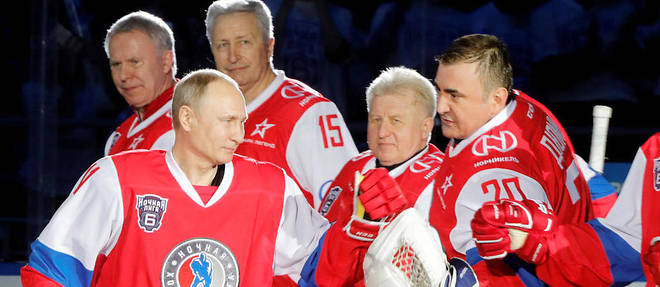 Vladimir Poutine (n? 6) et Alexei Dioumine (n? 20, a droite) font assaut d'amabilites sur la glace lors du 6e Night Hockey League Festival, au Palais des glaces de Sotchi, le 10 mai.