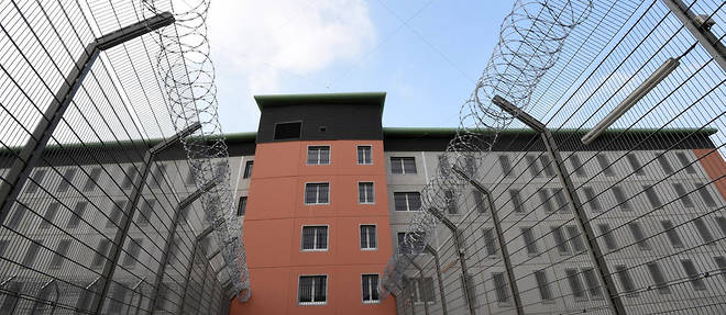 La reflexion de la garde des Sceaux relative a l'introduction de telephones portables "brides" en prison a declenche la colere des surveillants penitentiaires. 