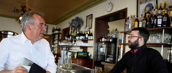 Inspire.Francois Bayrou le 22 aout, a la Poule-au-Pot, un bar du 7e arrondissement de Paris proche de son QG.A la main, le livre de Marcel Gauchet "La revolution moderne" 