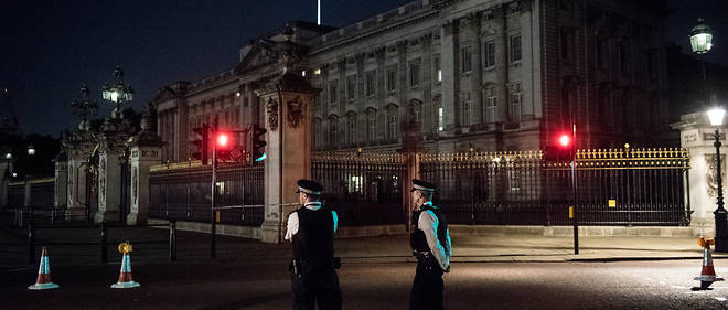 Buckingham Palace etait sous haute surveillance vendredi soir apres l'arrestation d'un homme arme d'un couteau.