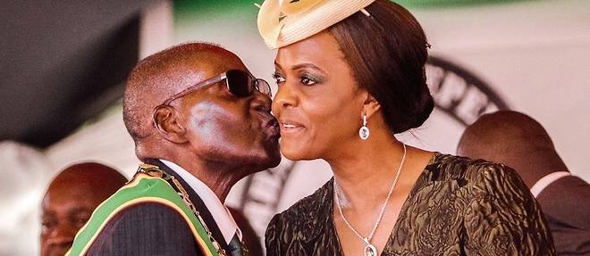 Le president du Zimbabwe Robert Mugabe embrasse son epouse Grace a Harare, le 18 avril 2017.