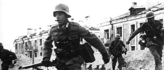Soldats allemands dans le piege de Stalingrad (septembre  1942-fevrier 1943). La VIe armee a ete sacrifiee par Hitler, qui lui a  ordonne de s'enfermer dans la ville.