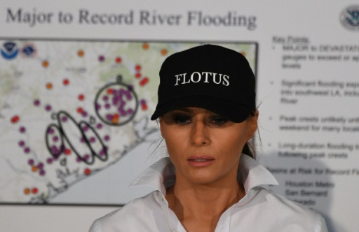 Melania Trumpune en chemise blanche et une casquette "Flotus" (First Lady of the United States) vissée sur la tête à Corpus Christi au Texas, le 29 août 2017 © JIM WATSON AFP