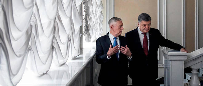 Le president ukrainien Petro Porochenko a recu le secretaire d'Etat a la Defense James Mattis a Kiev la semaine derniere.