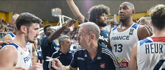 Nando de Colo (a gauche) sera l'un des cadres de l'equipe de France de basket dirigee par Vincent Collet lors de l'Euro qui debute ce jeudi. 