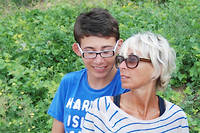 Victimes. Sylvie Le Cossec et son fils Julien, 17 ans. Elle a eu une malformation de l'utérus ; il est handicapé moteur, mental et visuel.