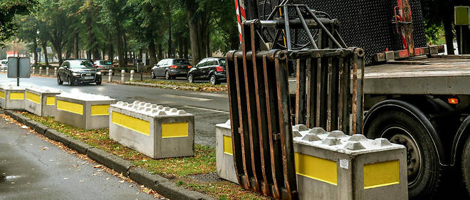 La municipalite a installe des blocs de beton pour empecher une attaque a la voiture-belier a Lille.