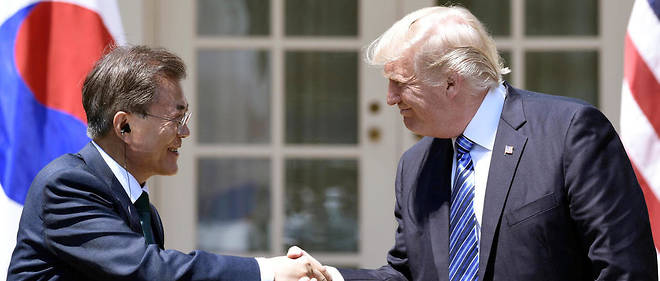 Moon Jae-in et Donald Trump se serrent la main lors d'une rencontre a Washington le 6 aout 2017.