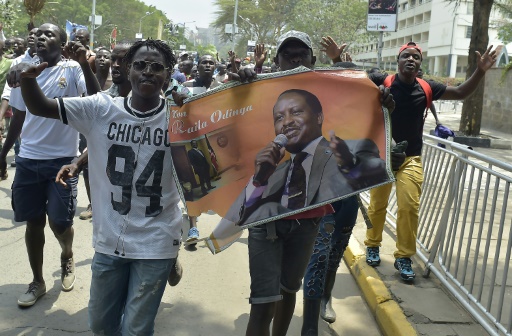 Des partisans du chef de l'opposition kényane Raila Odinga manifestent leur joie à Nairobi après la décision de la Cour suprême d'annuler la présidentielle du 8 août, le 1er septembre 2017. La Cour suprême a ordonné l'organisation d'un nouveau scrutin d'ici le 31 octobre. © SIMON MAINA, SIMON MAINA AFP