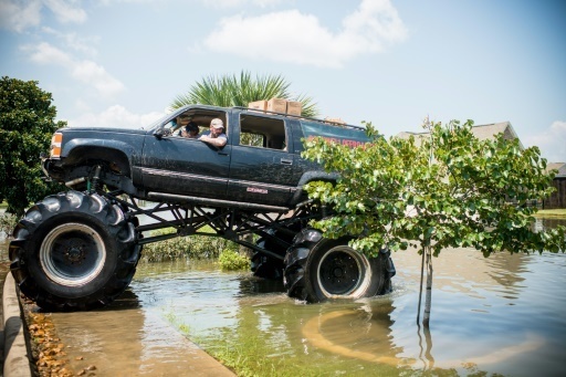 Au Texas, les "mega trucks" viennent au secours des sinistres