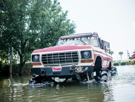 Big Red Mud Truck vient lui aussi au secours des residents de Port Arthur au Texas, le 1er septembre 2017 © Emily Kask [Assignment # goes here]/AFP